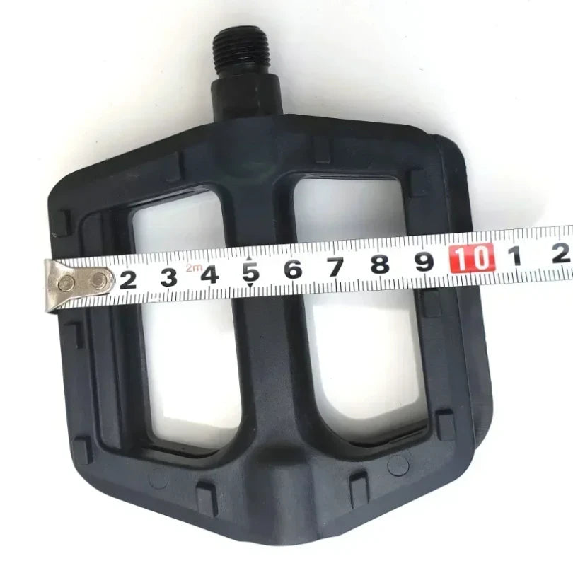 Wide surface flat pedals for improved cycling control