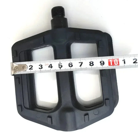 Wide surface flat pedals for improved cycling control